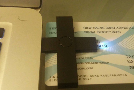e-estonia card and usb plugged into laptop